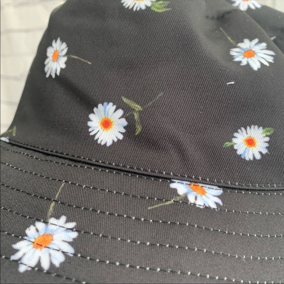 Alice + Olivia reversible bucket hat. Daisy print. NWT - Picture 3 of 10